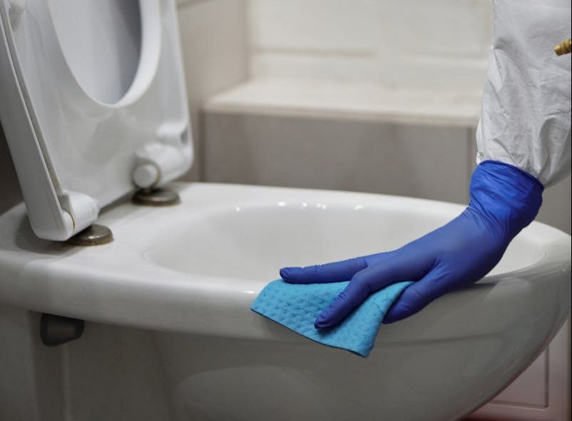 Čiščenje WC-a uz sredstva za dnevna održavanja sanitarija